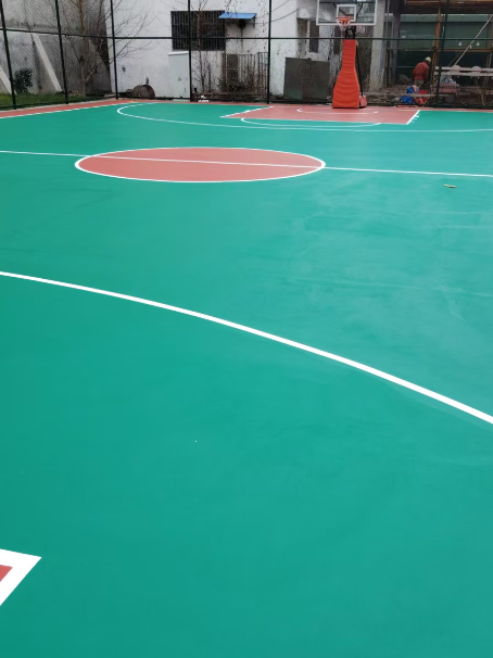 天涯镇 球场长期使用易出现地面开裂